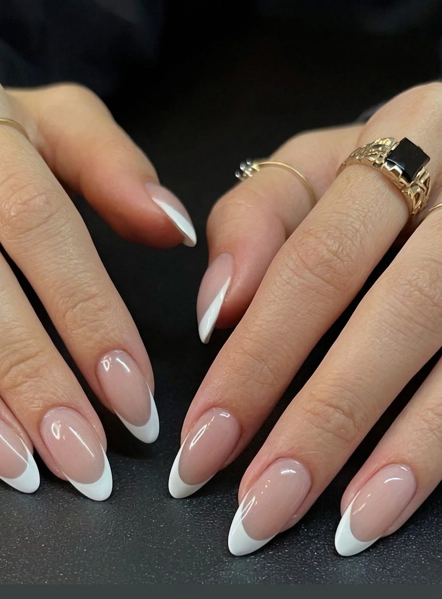Unhas amendoadas com francesinha branca