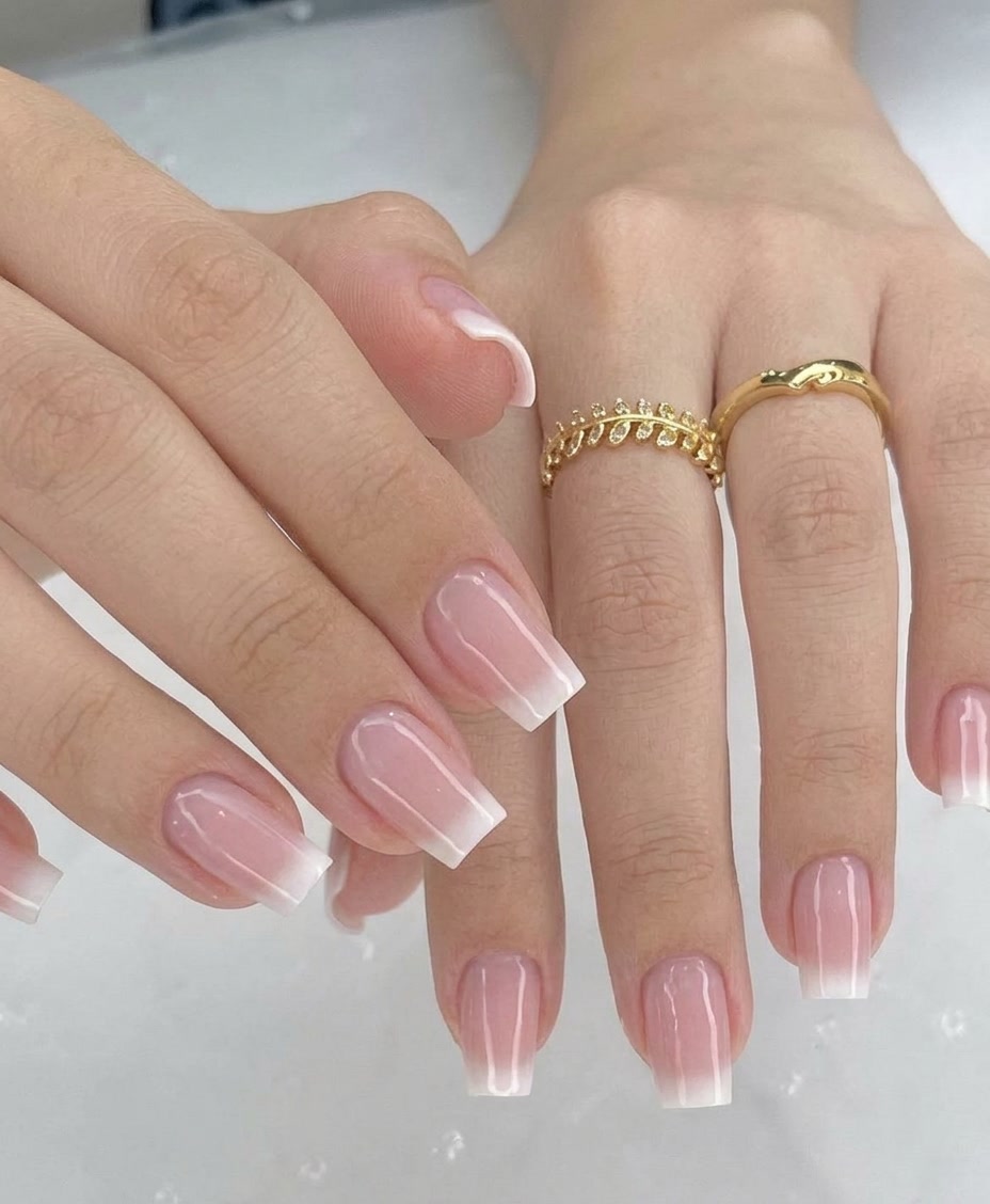 Unhas quadradas em degradê rosa e branco, estilo baby boomer